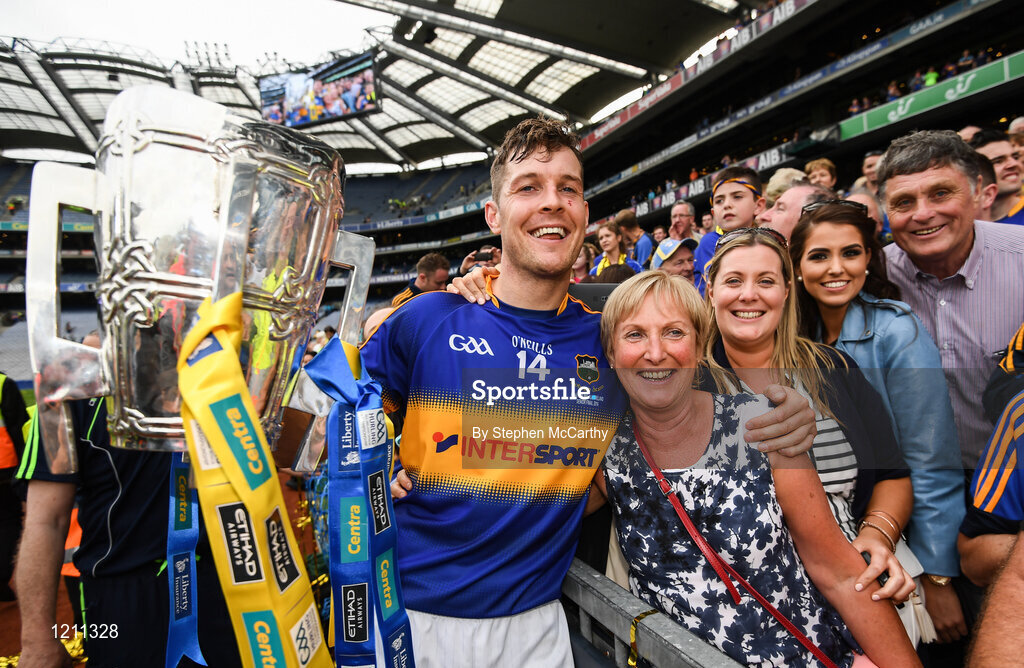4 September 2016; Séamus Callanan of Tipperary poses for a photograph with family, from left, mother Mary, sister Fiona, girlfirend Laura and father John following the GAA Hurling All-Ireland Senior Championship Final match between Kilkenny and Tipperary at Croke Park in Dublin. Photo by Stephen McCarthy/Sportsfile
