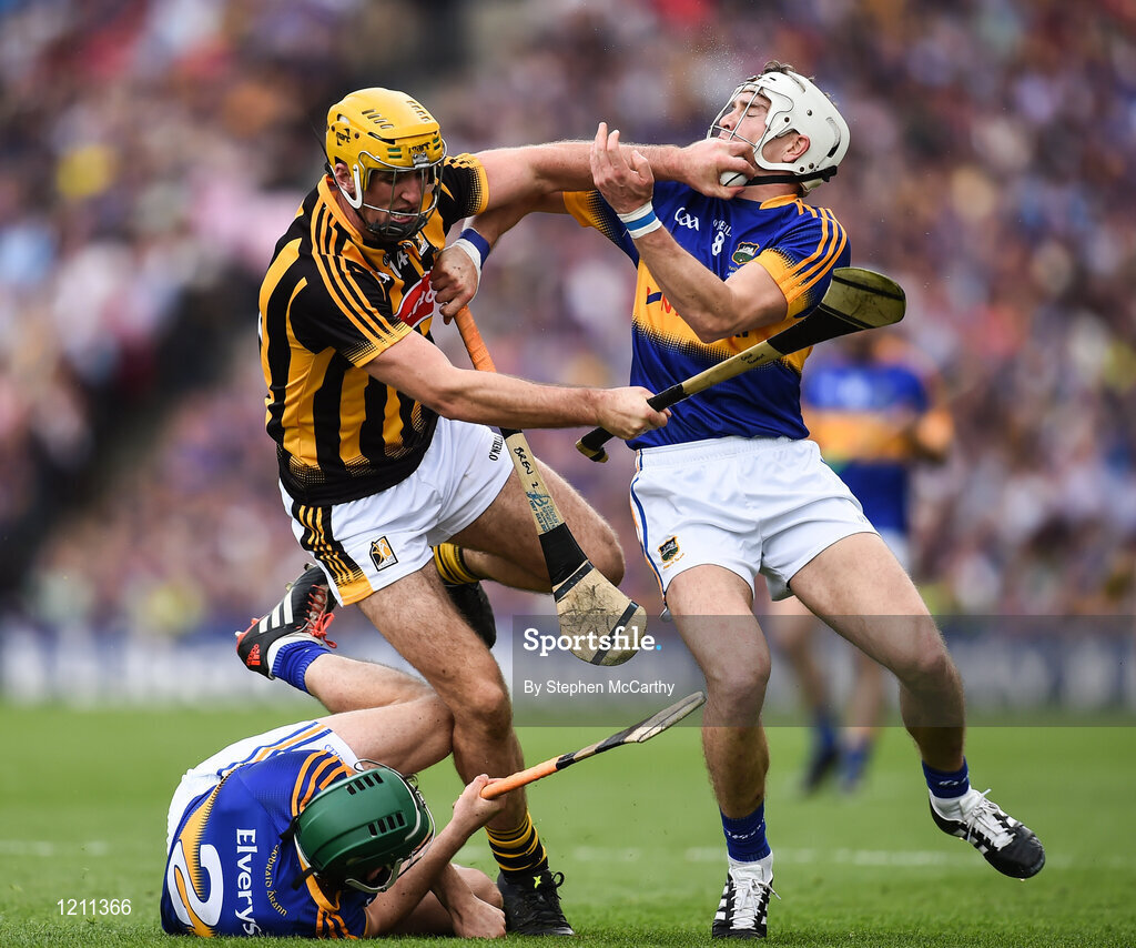 4 September 2016; Colin Fennelly of Kilkenny in action against Cathal Barrett, left, and Brendan Maher of Tipperary during the GAA Hurling All-Ireland Senior Championship Final match between Kilkenny and Tipperary at Croke Park in Dublin. Photo by Stephen McCarthy/Sportsfile