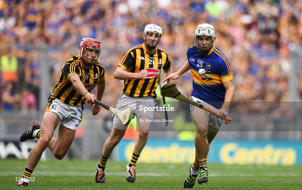 4 September 2016; Niall O’Meara of Tipperary races clear of Cillian Buckley, left, and Lester Ryan of Kilkenny during the GAA Hurling All-Ireland Senior Championship Final match between Kilkenny and Tipperary at Croke Park in Dublin. Photo by Brendan Moran/Sportsfile