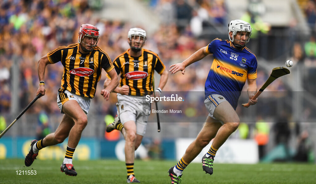 4 September 2016; Niall O’Meara of Tipperary races clear of Cillian Buckley, left, and Lester Ryan of Kilkenny during the GAA Hurling All-Ireland Senior Championship Final match between Kilkenny and Tipperary at Croke Park in Dublin. Photo by Brendan Moran/Sportsfile