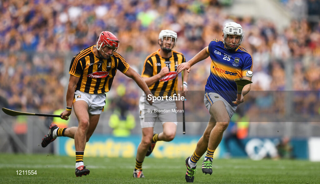 4 September 2016; Niall O’Meara of Tipperary races clear of Cillian Buckley, left, and Lester Ryan of Kilkenny during the GAA Hurling All-Ireland Senior Championship Final match between Kilkenny and Tipperary at Croke Park in Dublin. Photo by Brendan Moran/Sportsfile