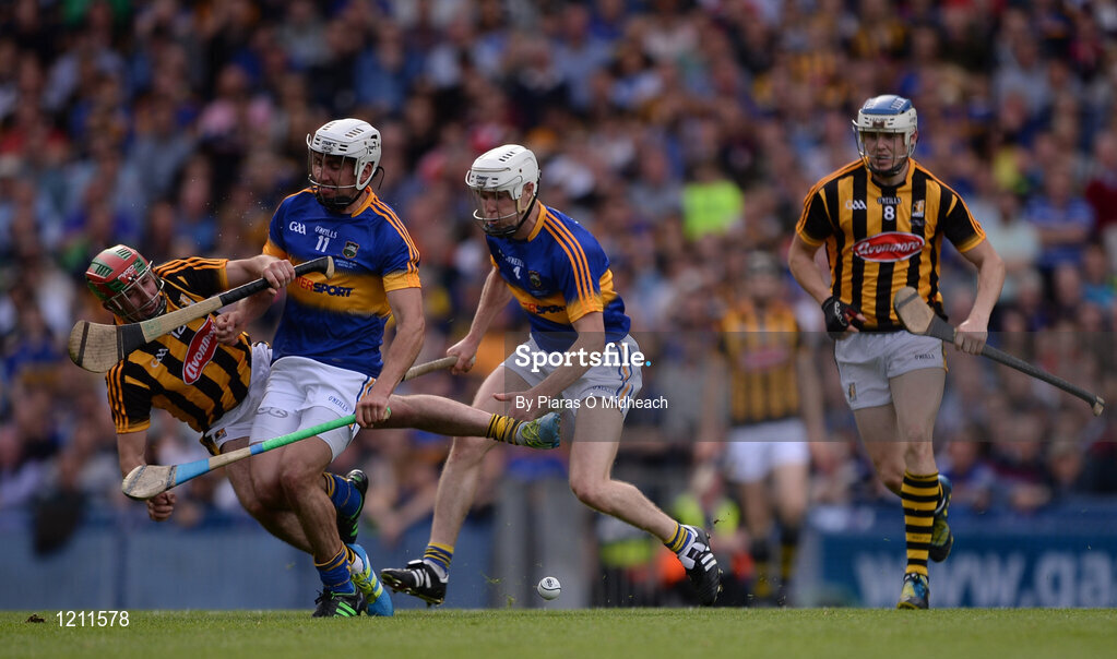 4 September 2016; Eóin Larkin of Kilkenny supported by team-mate TJ Reid, right, in action against Patrick Maher and Michael Cahill of Tipperary during the GAA Hurling All-Ireland Senior Championship Final match between Kilkenny and Tipperary at Croke Park in Dublin. Photo by Piaras Ó Mídheach/Sportsfile