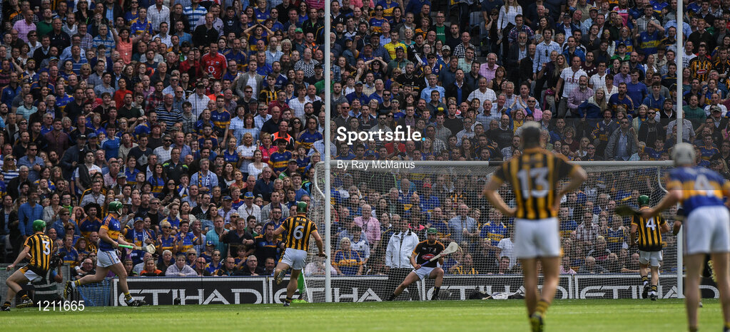 4 September 2016; John O’Dwyer of Tipperary, second from left, shoots past the Kilkenny goalkeeper Eóin Murphy to score the first goal for Tipperary during the GAA Hurling All-Ireland Senior Championship Final match between Kilkenny and Tipperary at Croke Park in Dublin. Photo by Ray McManus/Sportsfile