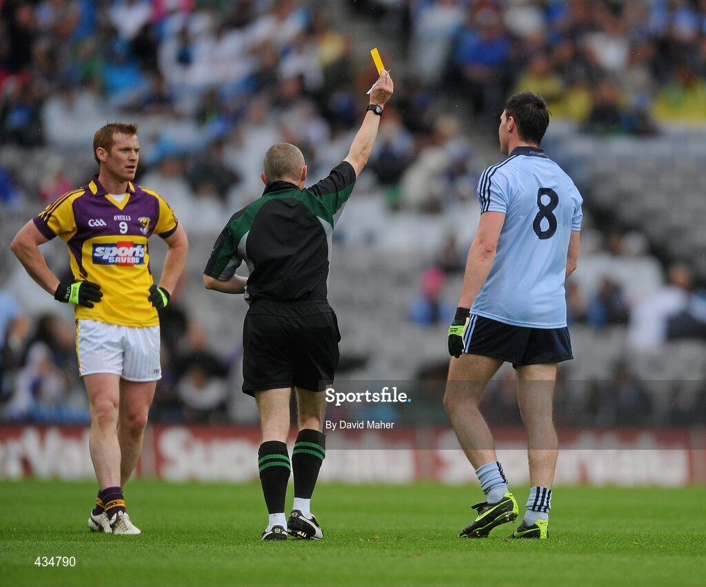 13 June 2010; Referee Martin Higgins shows the yellow card to Dublin's Éamon Fennell. Leinster GAA Football Senior Championship Quarter-Final, Dublin v Wexford, Croke Park, Dublin. Picture credit: David Maher / SPORTSFILE