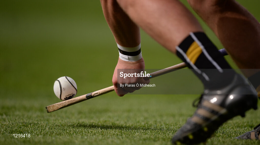 4 September 2016; A detailed view of Eóin Murphy of Kilkenny taking a free during the GAA Hurling All-Ireland Senior Championship Final match between Kilkenny and Tipperary at Croke Park in Dublin. Photo by Piaras Ó Mídheach/Sportsfile