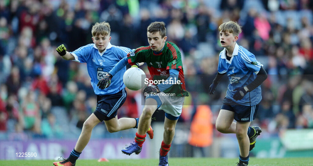1 October 2016; Dylan McEvoy, Buffers Alley GAA, Wexford, representing Mayo, in action against Harry Gormley, Garristown GAA, Fingal, Dublin, left and Cormac Dignam, St Vincent's GAA, Marino, Dublin, right, during the INTO Cumann na mBunscol GAA Respect Exhibition Go Games at the GAA Football All-Ireland Senior Championship Final Replay match between Dublin and Mayo at Croke Park in Dublin. Photo by Eóin Noonan/Sportsfile