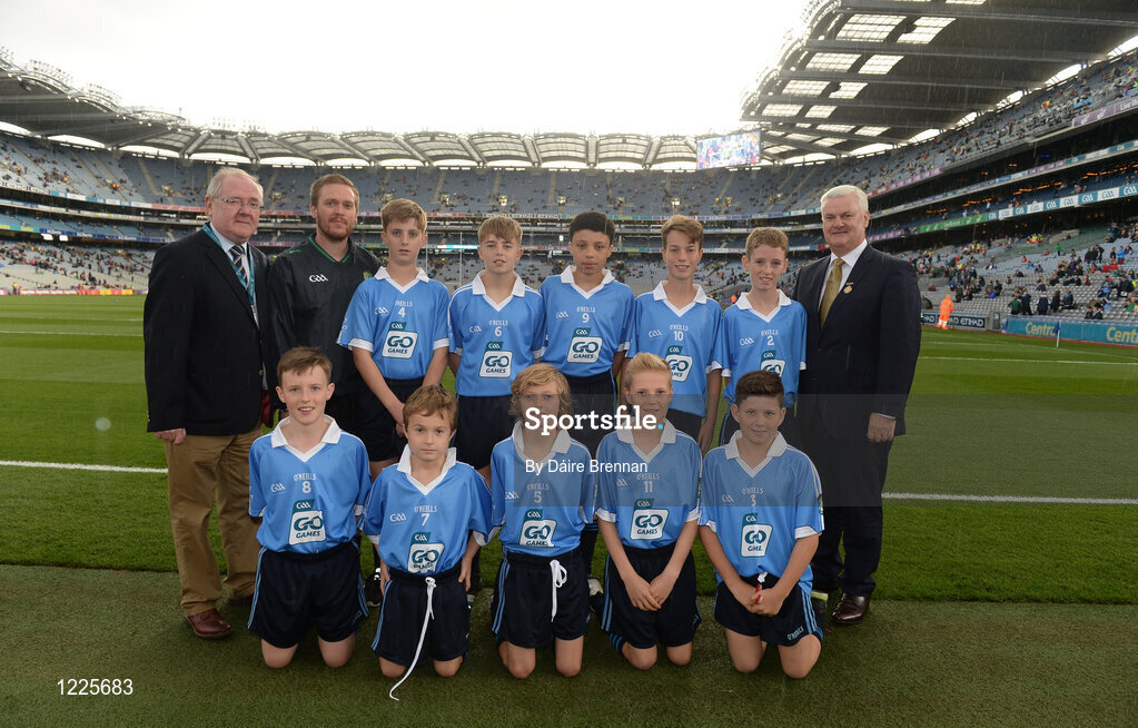 1 October 2016; Mini-Sevens Coordinator Gerry O'Meara, Uachtarán Chumann Lúthchleas Gaeil Aogán Ó Fearghail, with the Dublin team, back row, left to right, Cormac Dignam, St Vincent's GAA, Marino, Dublin, Harry Gormley, Garristown GAA, Fingal, Dublin, Andriú Mac Ghiolla Geimhridh, Gaelscoil Barra, Cabra, Dublin, Alex Drycher, Bayside NS, Sutton, Dublin, Daniel Gorey, Naomh Mearn=g GAA, Portmarnock, Dublin, front row, left to right, Seán Horan, Hollypark BNS, Blackrock, Dublin, Cathal Martin, Naomh Jude GAA, Templeogue, Dublin, Padraic Kehoe, O'Dwyers GAA, Balbriggan, Dublin, Oscar Maguire, Griffith Barrackss Multidenominational School, Dublin, Ruadhán McCann, Fingallians GAA, Swords, Dublin, ahead of the GAA Football All-Ireland Senior Championship Final Replay match between Dublin and Mayo at Croke Park in Dublin. Photo by Daire Brennan/Sportsfile