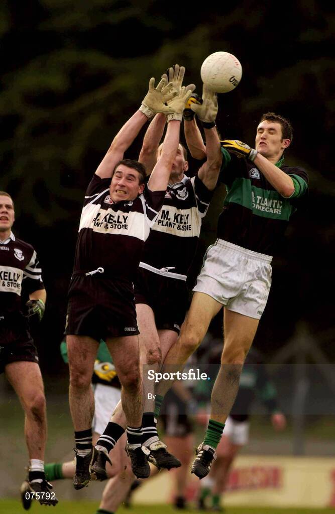 27 October 2001; Declan Conway, left, and Francis McInerney, Doonbeg, contest a high ball with Maurice McCarthy, Nemo Rangers. Nemo Rangers v Doonbeg, AIB Munster Club Football Championship, Pairc Ui Rinn, Cork. Picture credit; Brendan Moran / SPORTSFILE *EDI*