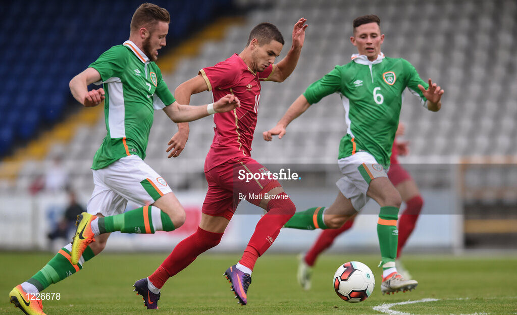 7 October 2016; Mijat Gacinovic of Serbia in action against Kevin O’Connor, left, and Alan Browne of Republic of Ireland during the UEFA U21 Championship Qualifier match between Republic of Ireland and Serbia at the RSC, Waterford. Photo by Matt Browne/Sportsfile