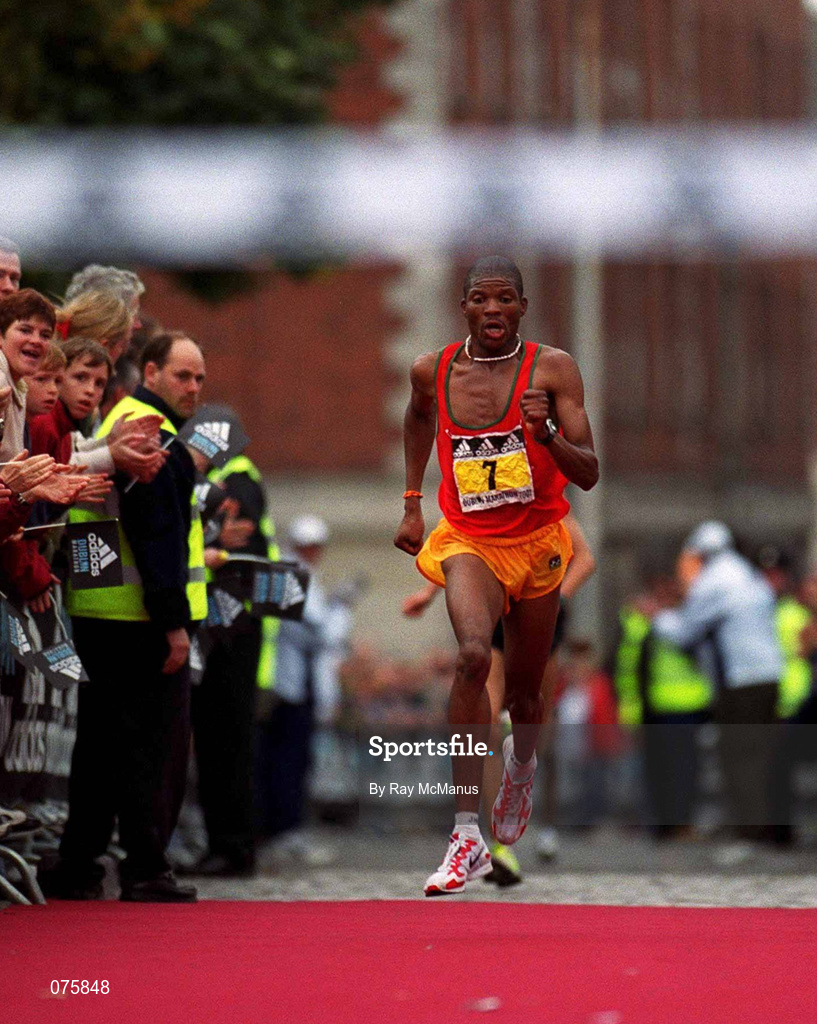 29 October 2001; South African Zacharia Mpolokeng on his way to winning the adidas Dublin Marathon 2001 in a time of 02:14:03. Photo by Ray McManus/Sportsfile