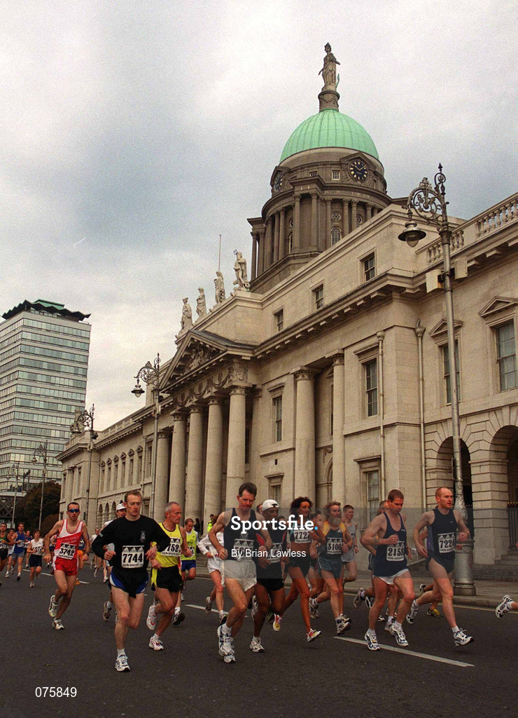 29 October 2001; Runners pass the Custom House during the adidas Dublin Marathon 2001, Dublin. Photo by Brian Lawless/Sportsfile