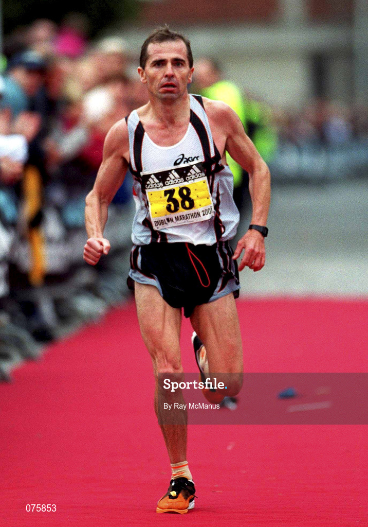 29 October 2001; Ireland's Paddy Mangan approaches the finish during the adidas Dublin Marathon 2001, finishing in a time of 02:32:37. Photo by Ray McManus/Sportsfile