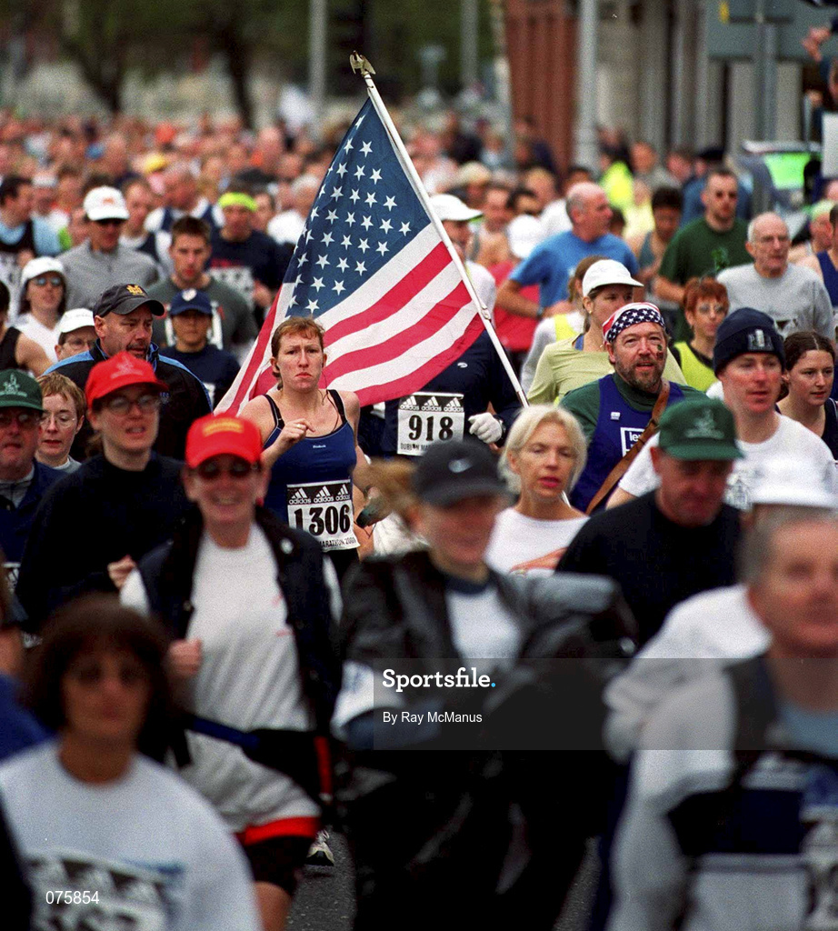 29 October 2001; America's John Knorp flies the American flag during the adidas Dublin Marathon 2001. Photo by Ray McManus/Sportsfile