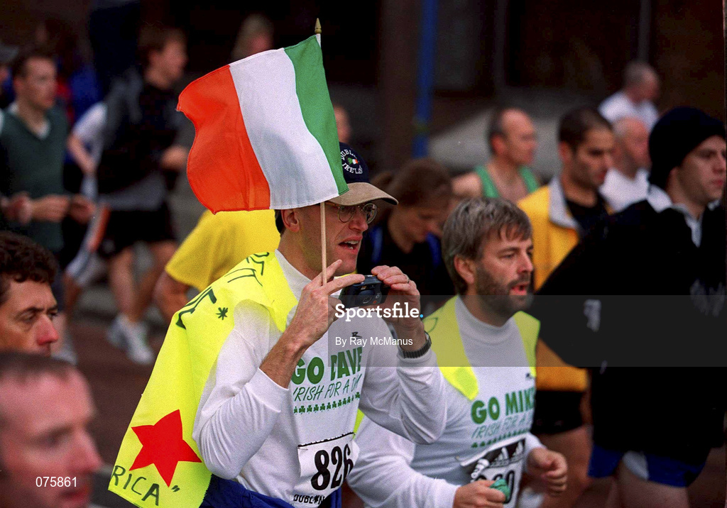 29 October 2001; American David Kloss takes a picture of some of his fellow competitors during the adidas Dublin Marathon. Photo by Ray McManus/Sportsfile