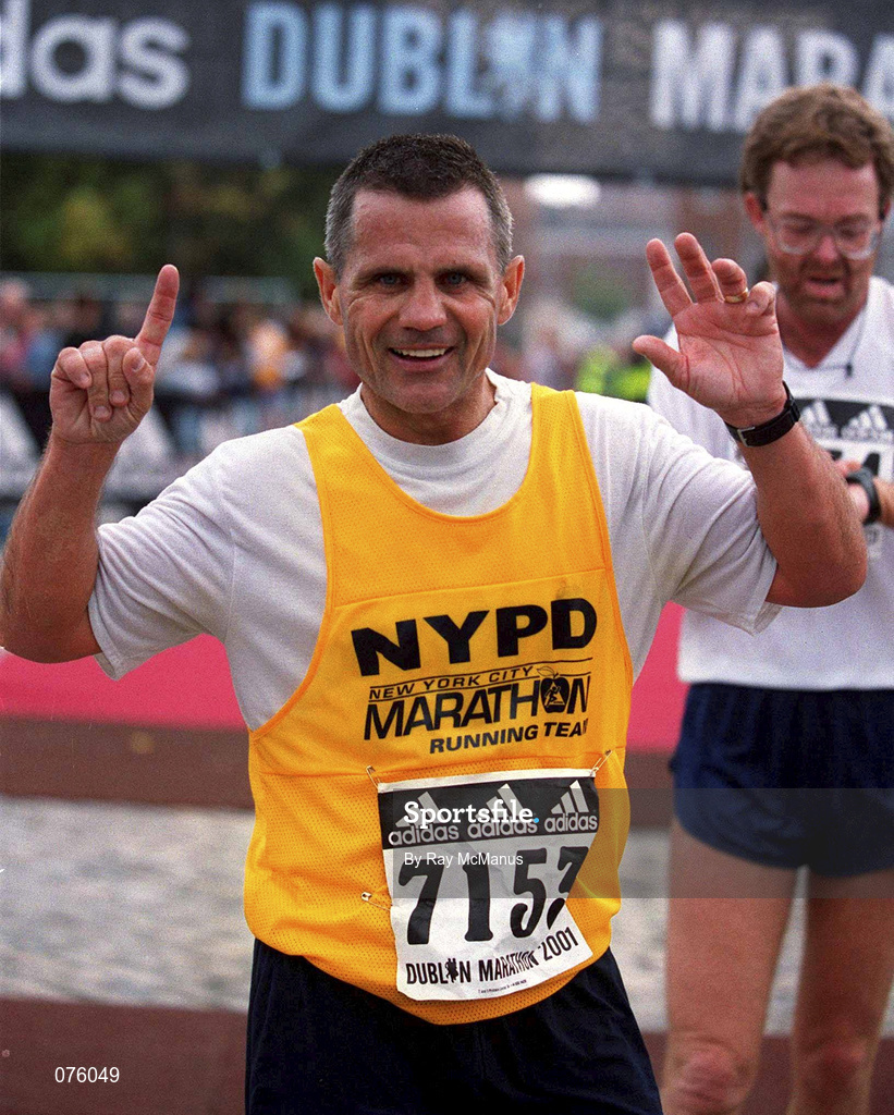 29 October 2001; William Reis, America, in action during the adidas Dublin Marathon in Dublin. Photo by Ray McManus/Sportsfile