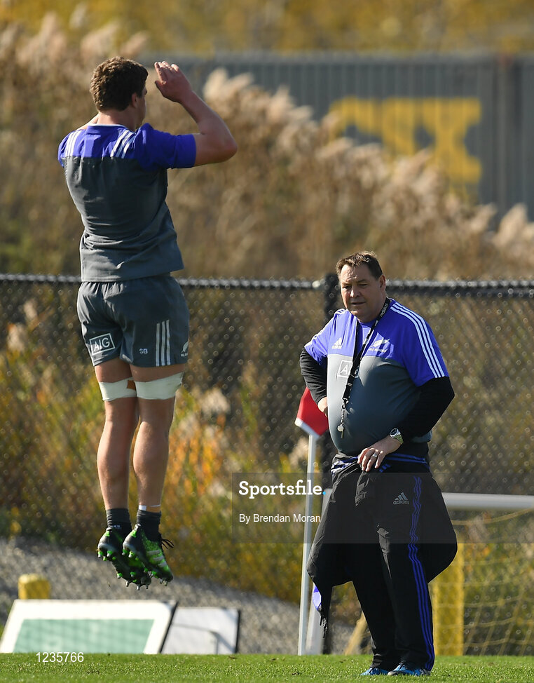 1 November 2016; New Zealand head coach Steve Hansen watches Scott Barrett during a New Zealand Rugby Squad Training at Toyota Park in Chicago, USA.  Photo by Brendan Moran/Sportsfile