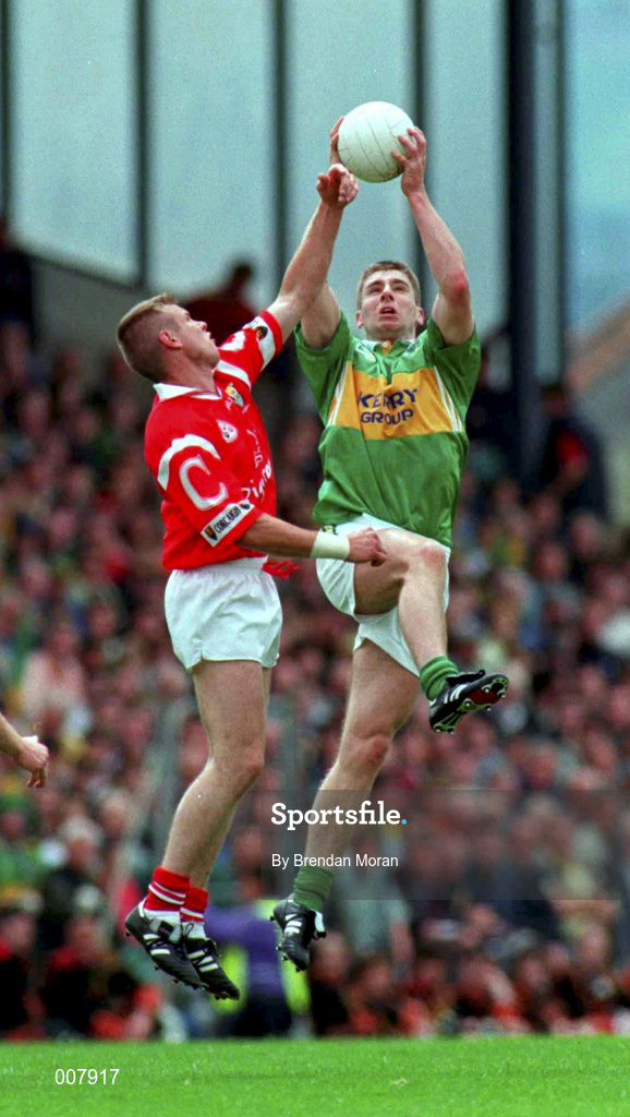 5 July 1998; Darragh O Sé of Kerry in action against Damien O'Neill of Cork during the Bank of Ireland Munster Senior Football Championship Semi-Final match between Kerry and Cork at Fitzgerald Stadium in Killarney, Kerry. Photo by Brendan Moran/Sportsfile
