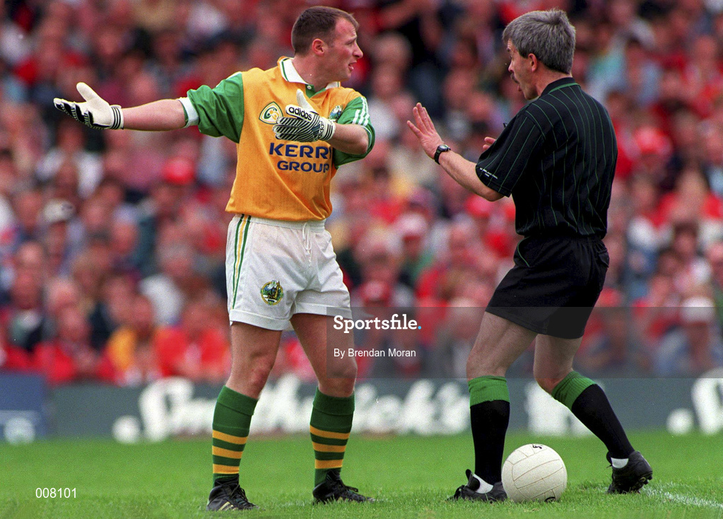 5 July 1998; Declan O'Keeffe Kerry goalkeeper speaks with referee Paddy Russell during the Bank of Ireland Munster Senior Football Championship Semi-Final match between Kerry and Cork at Fitzgerald Stadium in Killarney, Kerry. Photo by Brendan Moran/Sportsfile