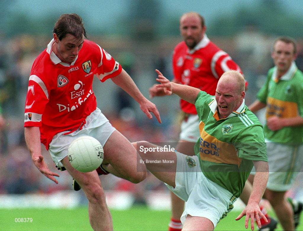 5 July 1998; Stephen O'Brien of Cork and Kerry's Liam Flaherty during the Bank of Ireland Munster Senior Football Championship Semi-Final match between Kerry and Cork at Fitzgerald Stadium in Killarney, Kerry. Photo by Brendan Moran/Sportsfile