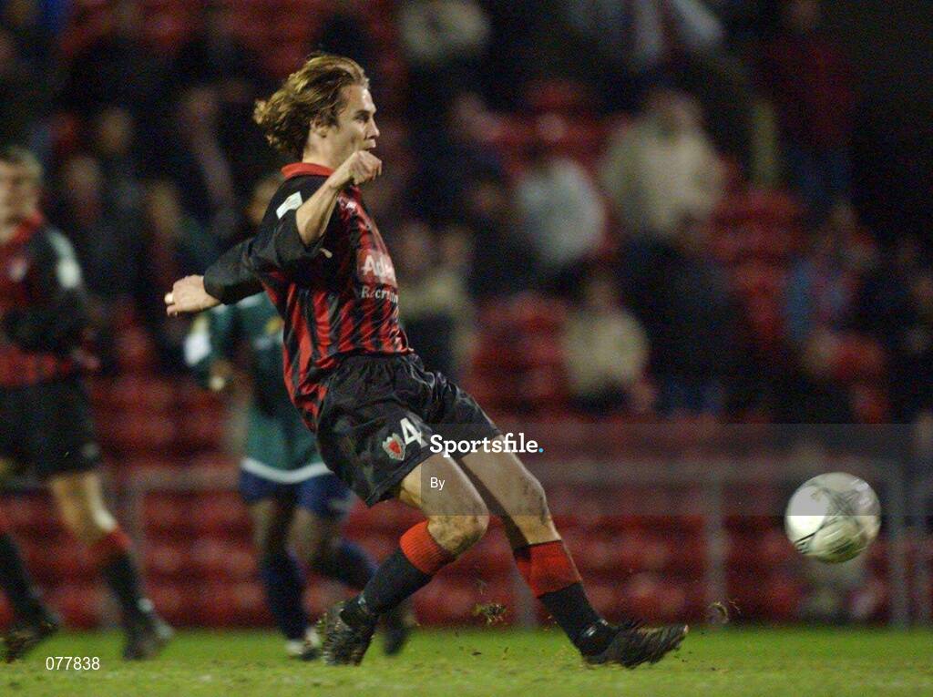 30 November 2001; Kevin Hunt, Bohemians. Soccer. Picture credit; David Maher / SPORTSFILE *EDI*