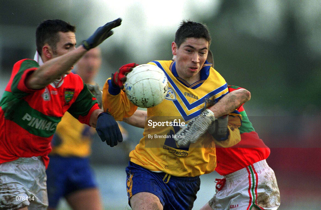 16 December 2001; Ian Foley of Na Fianna in action against Barry Mernagh, left, and Mark Coffey of Rathnew during the AIB Leinster Senior Club Football Championship Final match between Na Fianna and Rathnew at St Conleth's Park in Newbridge, Kildare. Photo by Brendan Moran/Sportsfile