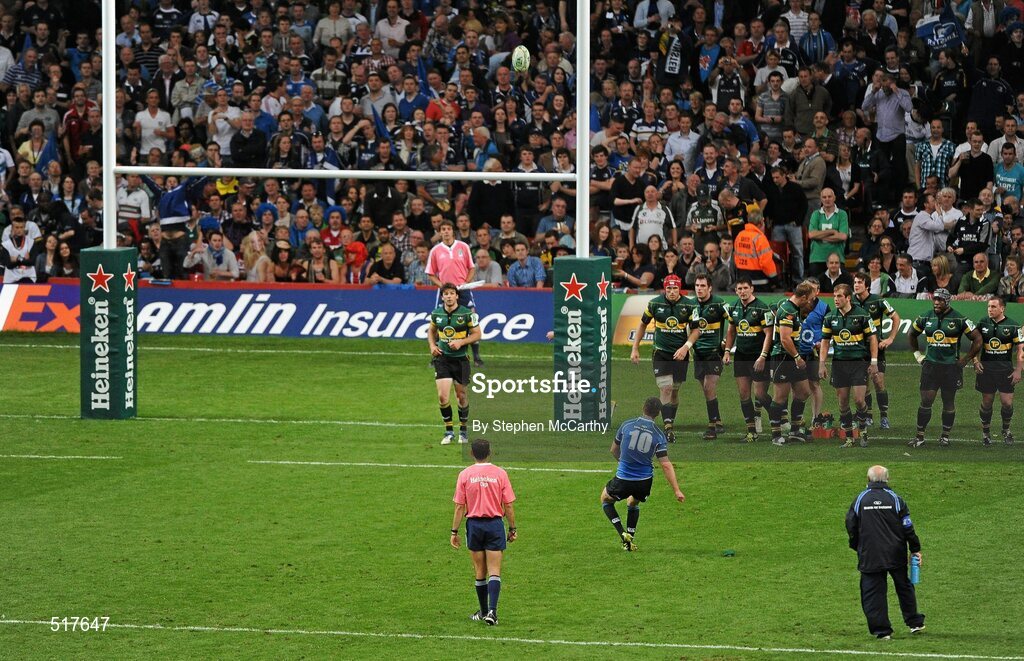 21 May 2011; Jonathan Sexton, Leinster, converts his second try, to make the score Leinster 20 Northampton Saints 22. Heineken Cup Final, Leinster v Northampton Saints, Millennium Stadium, Cardiff, Wales. Picture credit: Stephen McCarthy / SPORTSFILE