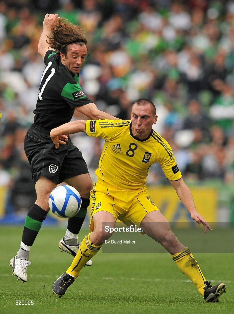 29 May 2011; Stephen Hunt, Republic of Ireland, and Scott Brown, Scotland, contest a loose ball. Carling Four Nations Tournament, Republic of Ireland v Scotland, Aviva Stadium, Lansdowne Road, Dublin. Picture credit: David Maher / SPORTSFILE