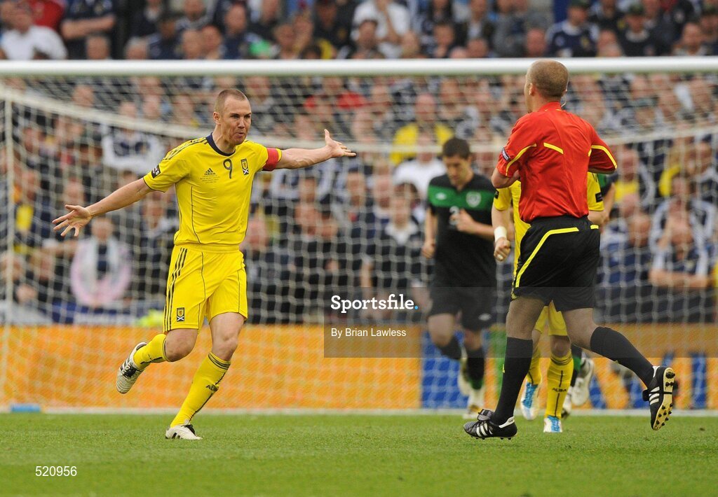 29 May 2011; Kenny Miller, Scotland, remonstrates with referee Mark Whitby. Carling Four Nations Tournament, Republic of Ireland v Scotland, Aviva Stadium, Lansdowne Road, Dublin. Picture credit: Brian Lawless / SPORTSFILE