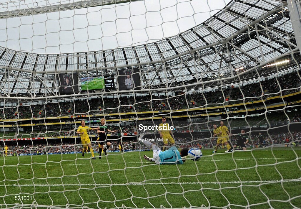 29 May 2011; Robbie Keane, Republic of Ireland, beats Scotland goalkeeper Allan McGregor to score his side's first goal. Carling Four Nations Tournament, Republic of Ireland v Scotland, Aviva Stadium, Lansdowne Road, Dublin. Picture credit: David Maher / SPORTSFILE