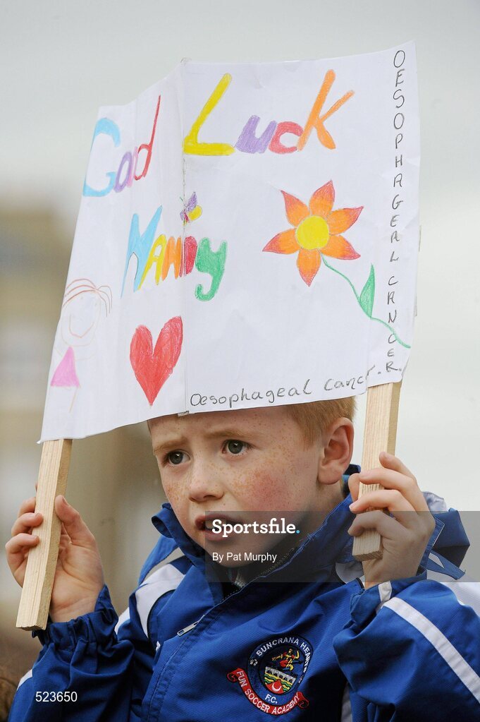 6 June 2011; Cian Devlin, from Donegal, shows his support for his mother during the 2011 Flora Womens Mini Marathon. 2011 Flora Womens Mini Marathon, Dublin City. Picture credit: Pat Murphy / SPORTSFILE