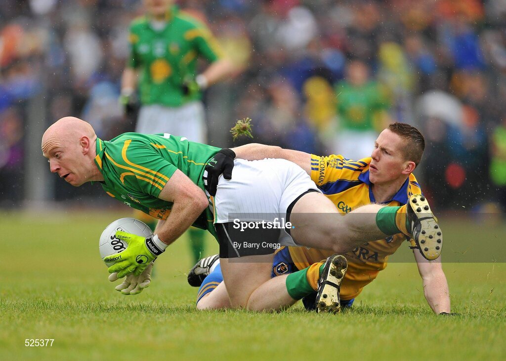12 June 2011; Daniel Lowe, Leitrim, in action against Karol Mannion, Roscommon. Connacht GAA Football Senior Championship Semi-Final, Leitrim v Roscommon, Páirc Seán Mac Diarmada, Carrick-on-Shannon, Co. Leitrim. Picture credit: Barry Cregg / SPORTSFILE
