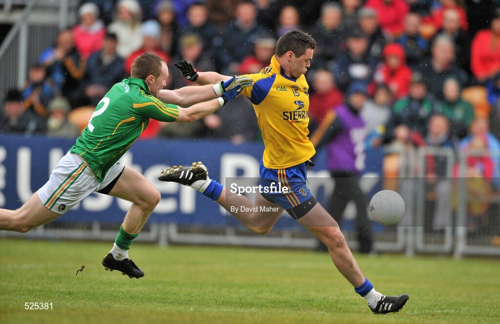 12 June 2011; Donie Shine, Roscommon, beats Dermot Reynolds, Leitrim, to score his side's first goal. Connacht GAA Football Senior Championship Semi-Final, Leitrim v Roscommon, Páirc Seán Mac Diarmada, Carrick-on-Shannon, Co. Leitrim. Picture credit: David Maher / SPORTSFILE