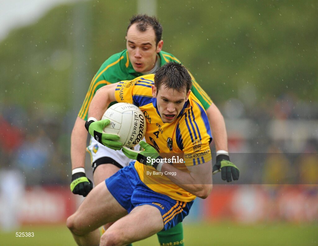 12 June 2011; Niall Carty, Roscommon, in action against Robert Lowe, Leitrim. Connacht GAA Football Senior Championship Semi-Final, Leitrim v Roscommon, Páirc Seán Mac Diarmada, Carrick-on-Shannon, Co. Leitrim. Picture credit: Barry Cregg / SPORTSFILE