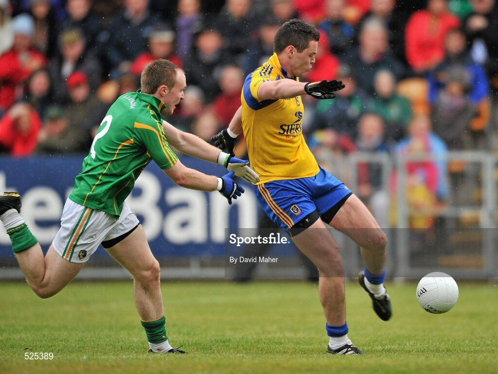 12 June 2011; Donie Shine, Roscommon, beats Dermot Reynolds, Leitrim, to score his side's first goal. Connacht GAA Football Senior Championship Semi-Final, Leitrim v Roscommon, Páirc Seán Mac Diarmada, Carrick-on-Shannon, Co. Leitrim. Picture credit: David Maher / SPORTSFILE