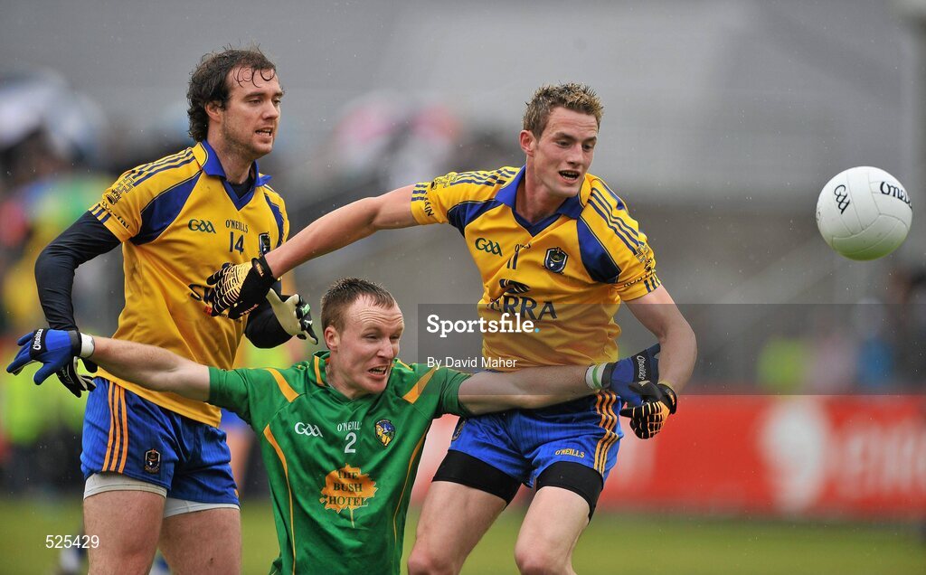 12 June 2011; Dermot Reynolds, Leitrim, in action against Senan Kilbride, left, and Kevin Higgins, Roscommon. Connacht GAA Football Senior Championship Semi-Final, Leitrim v Roscommon, Páirc Seán Mac Diarmada, Carrick-on-Shannon, Co. Leitrim. Picture credit: David Maher / SPORTSFILE