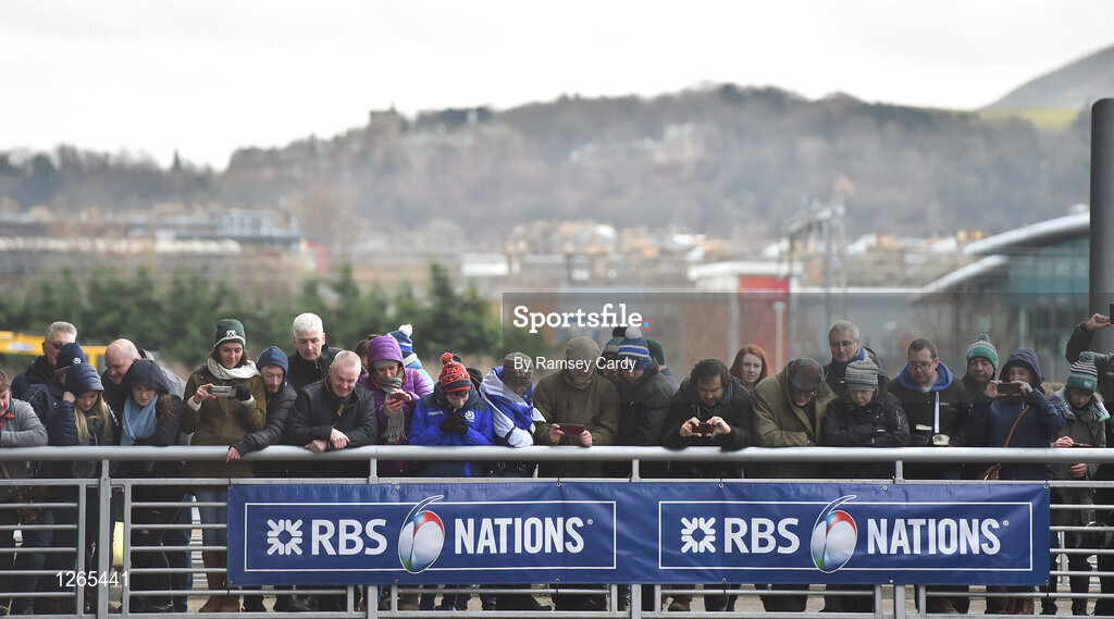 4 February 2017; Supporters watch the team bus arrive ahead of the RBS Six Nations Rugby Championship match between Scotland and Ireland at BT Murrayfield Stadium in Edinburgh, Scotland. Photo by Ramsey Cardy/Sportsfile