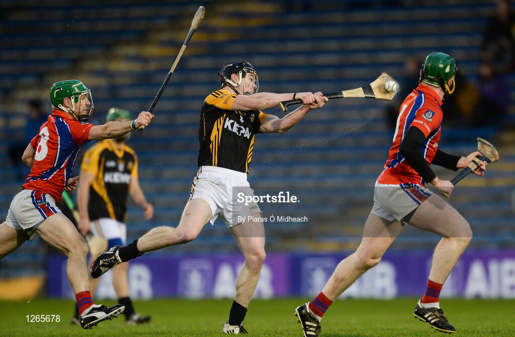 4 February 2017; Tony Kelly of Ballyea shoots under pressure from David Burke, left, and Shane Cooney of St Thomas' during the AIB GAA Hurling All-Ireland Senior Club Championship Semi-Final match between St Thomas' and Ballyea at Semple Stadium in Thurles, Co Tipperary. Photo by Piaras Ó Mídheach/Sportsfile