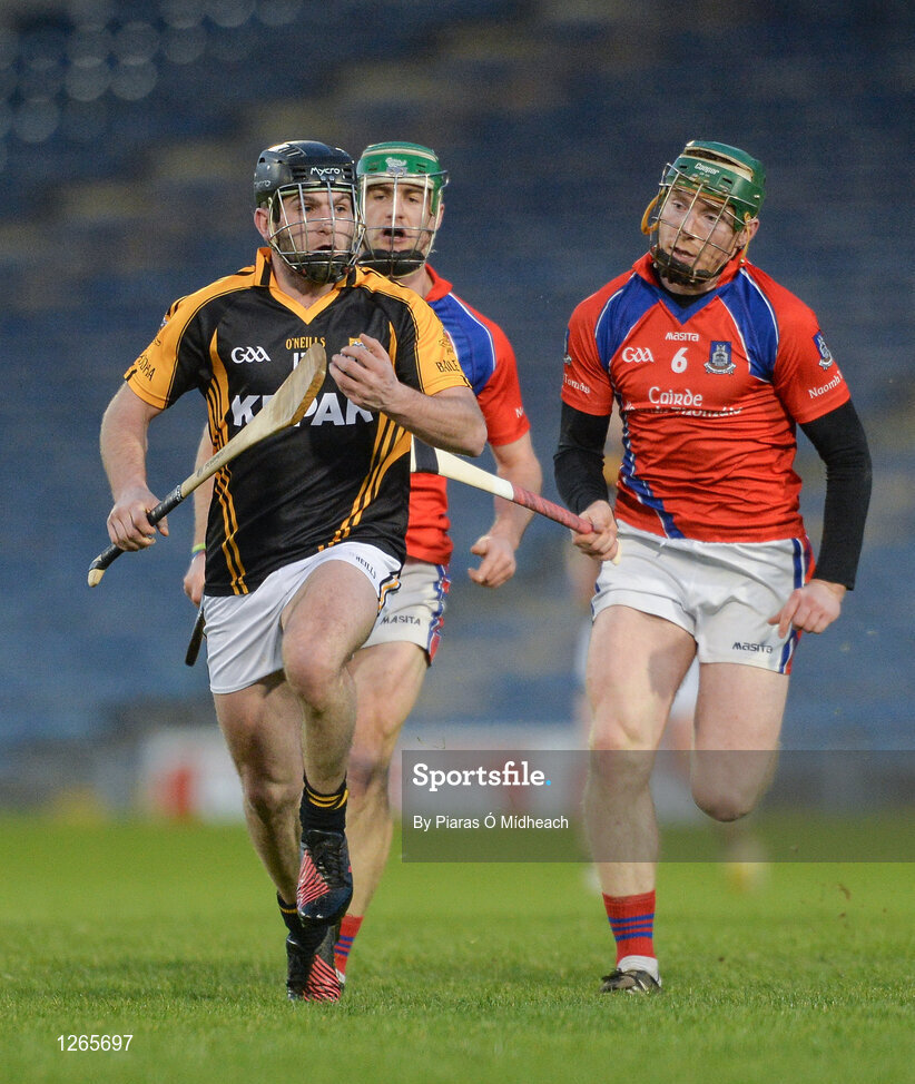4 February 2017; Pat Joe Connolly of Ballyea in action against David Burke, left, and Shane Cooney of St Thomas' during the AIB GAA Hurling All-Ireland Senior Club Championship Semi-Final match between St Thomas' and Ballyea at Semple Stadium in Thurles, Co Tipperary. Photo by Piaras Ó Mídheach/Sportsfile