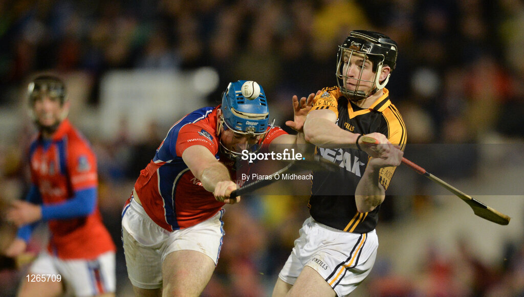 4 February 2017; Tony Kelly of Ballyea in action against Conor Cooney of St Thomas' during the AIB GAA Hurling All-Ireland Senior Club Championship Semi-Final match between St Thomas' and Ballyea at Semple Stadium in Thurles, Co Tipperary. Photo by Piaras Ó Mídheach/Sportsfile