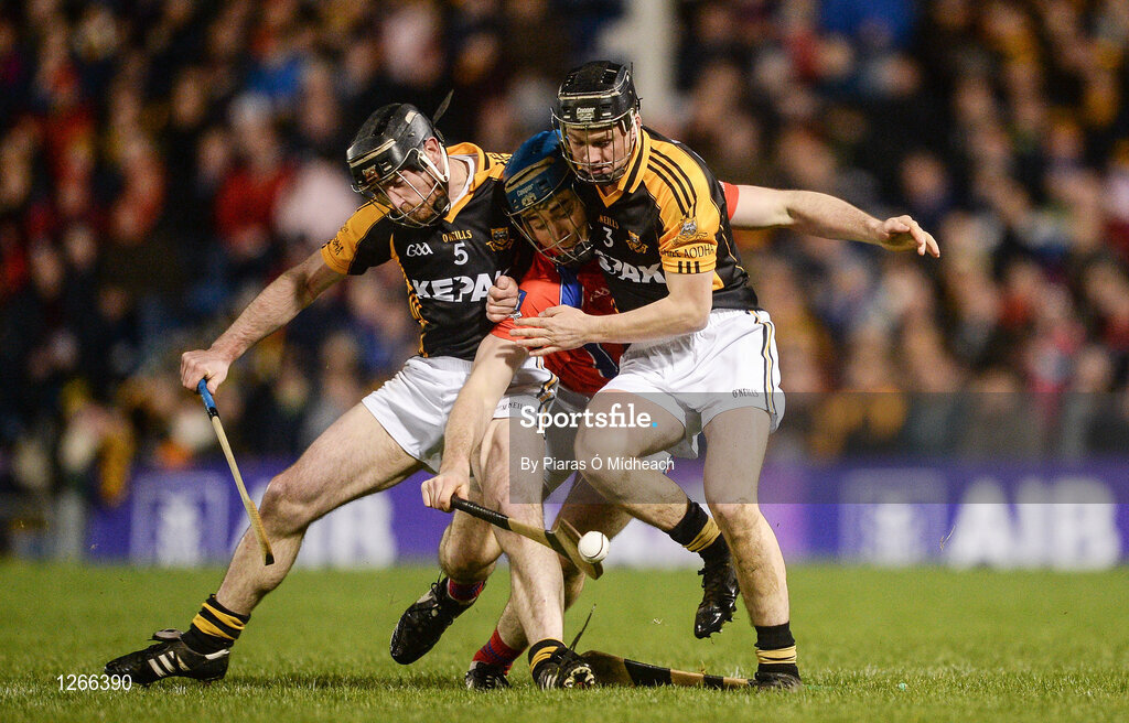 4 February 2017; Conor Cooney of St Thomas' in action against Gearóid O'Connell, left, and Jack Browne of Ballyea during the AIB GAA Hurling All-Ireland Senior Club Championship Semi-Final match between St Thomas' and Ballyea at Semple Stadium in Thurles, Co Tipperary. Photo by Piaras Ó Mídheach/Sportsfile