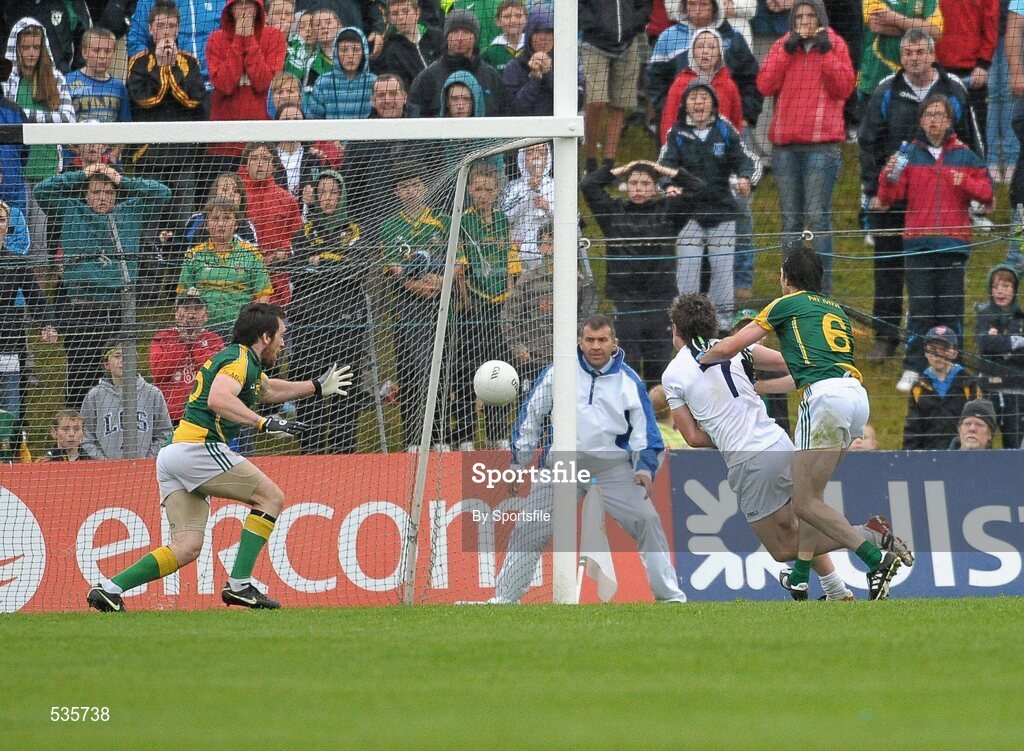 16 July 2011; Emmet Bolton, Kildare, fists the ball to score his side's 2nd goal. GAA Football All-Ireland Senior Championship Qualifier, Round 3, Meath v Kildare, Pairc Tailteann, Navan, Co. Meath. Photo by Sportsfile