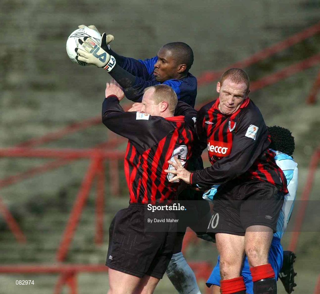 10 March 2002; Russell Payne of Derry City in action against Dave Hill, left, and Glen Crowe of Bohemians during the FAI Carlsberg Cup Semi-Final match between Bohemians and Derry City at Dalymount Park in Dublin. Photo by David Maher/Sportsfile