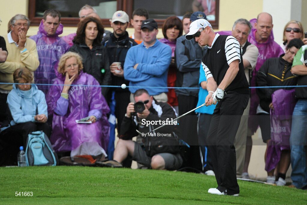 30 July 2011; Simon Dyson pitches onto the 18th green during the third round of the 2011 Discover Ireland Irish Open Golf Championship, Killarney Golf & Fishing Club, Killarney, Co. Kerry. Picture credit: Matt Browne / SPORTSFILE