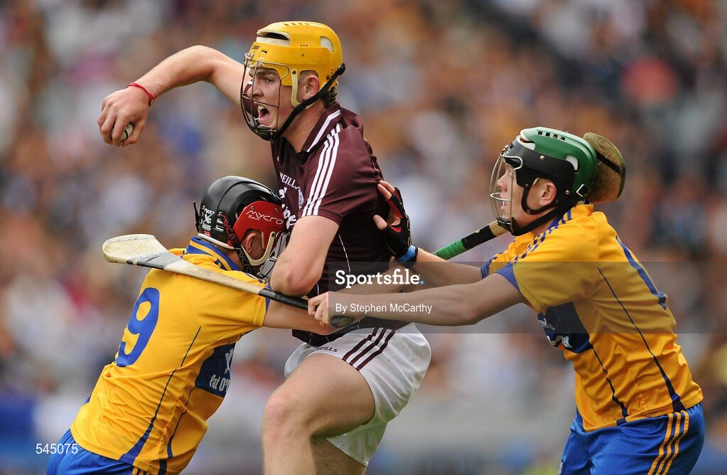 7 August 2011; Jonathan Glynn, Galway, in action against Damien Moloney, left, and Martin Moroney, Clare. GAA Hurling All-Ireland Minor Championship Semi-Final, Clare v Galway, Croke Park, Dublin. Picture credit: Stephen McCarthy / SPORTSFILE