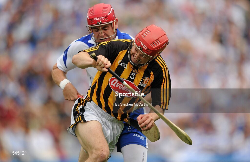 7 August 2011; Tommy Walsh, Kilkenny, in action against Eoin Kelly, Waterford. GAA Hurling All-Ireland Senior Championship Semi-Final, Kilkenny v Waterford, Croke Park, Dublin. Picture credit: Stephen McCarthy / SPORTSFILE