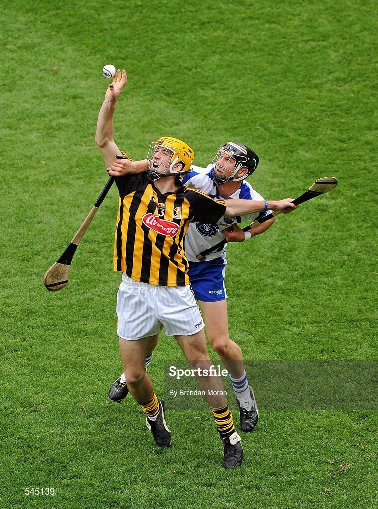 7 August 2011; Colin Fennelly, Kilkenny, catches the sliotar ahead of Darragh Fives, Waterford. GAA Hurling All-Ireland Senior Championship Semi-Final, Kilkenny v Waterford, Croke Park, Dublin. Picture credit: Brendan Moran / SPORTSFILE
