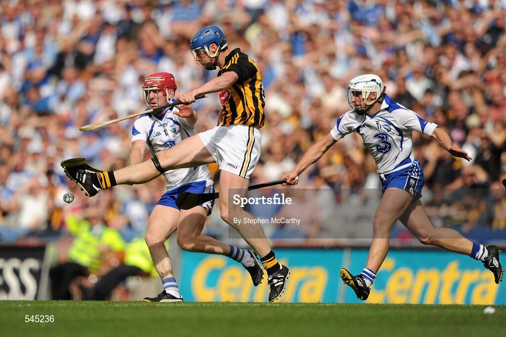 7 August 2011; Brian Hogan, Kilkenny, in action against John Mullane, left, and Stephen Molumphy, Waterford. GAA Hurling All-Ireland Senior Championship Semi-Final, Kilkenny v Waterford, Croke Park, Dublin. Picture credit: Stephen McCarthy / SPORTSFILE