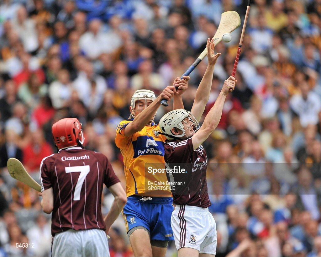 7 August 2011; Shane Caulfield, Galway, in action against Peter Duggan, Clare. GAA Hurling All-Ireland Minor Championship Semi-Final, Clare v Galway, Croke Park, Dublin. Picture credit: Daire Brennan / SPORTSFILE