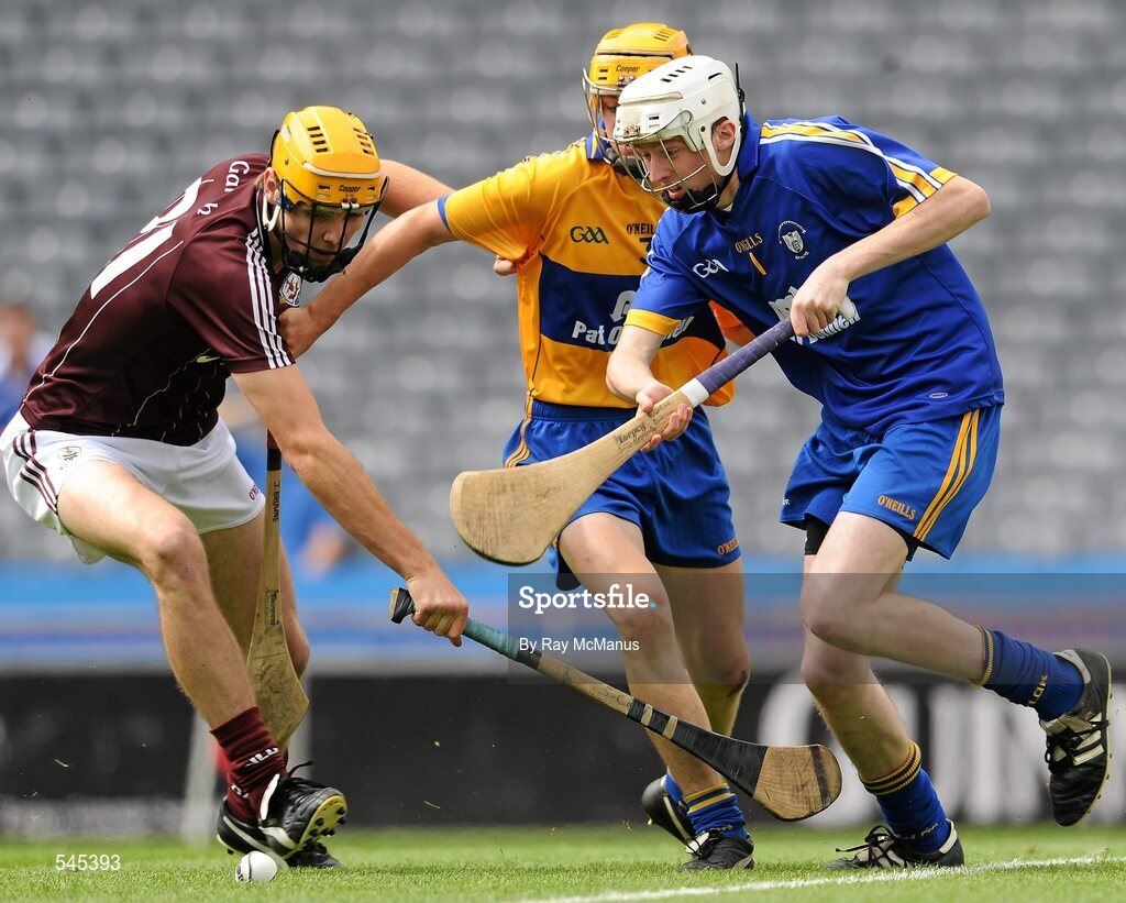 7 August 2011; The Clare goalkeeper Eibhear Quilligan, right, and full back Jack Browne, in action against Jack Carr, Galway. GAA Hurling All-Ireland Minor Championship Semi-Final, Clare v Galway, Croke Park, Dublin. Picture credit: Ray McManus / SPORTSFILE