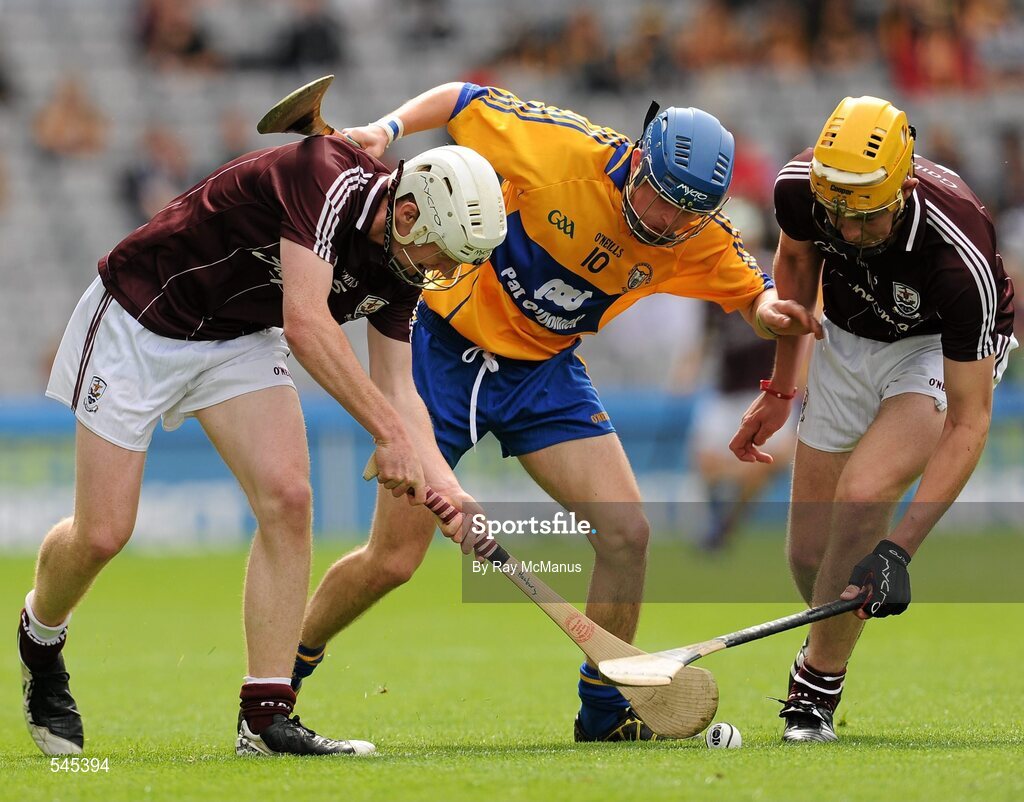 7 August 2011; Eoin Enright, Clare, in action against John Hanbary, left, and Jonathan Glynn, Galway. GAA Hurling All-Ireland Minor Championship Semi-Final, Clare v Galway, Croke Park, Dublin. Picture credit: Ray McManus / SPORTSFILE